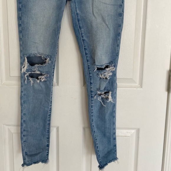 AMERICAN EAGLE DISTRESSED RAW ANKLE JEGGING JEAN - Picture 2 of 5